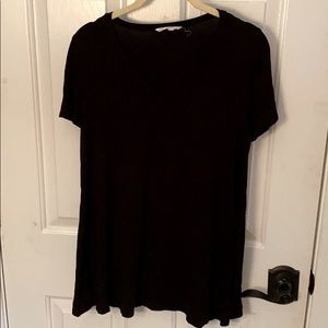 Black v-neck tee
